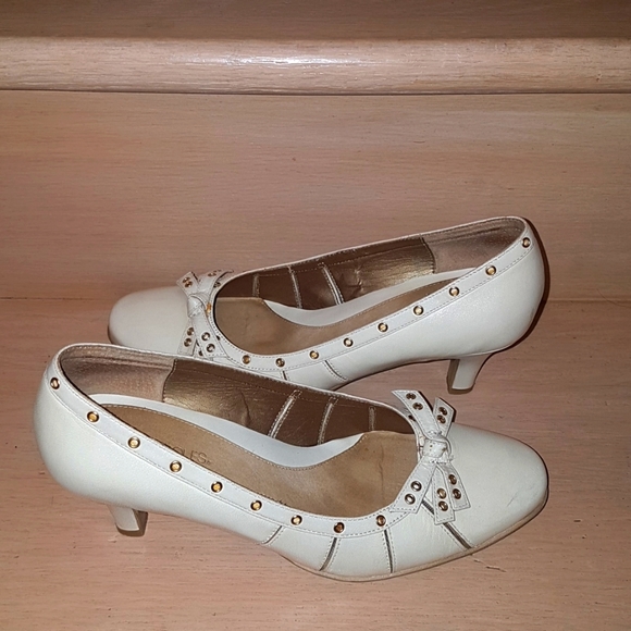 Aerosoles Cream Heels with Gold Accents - Picture 4 of 5